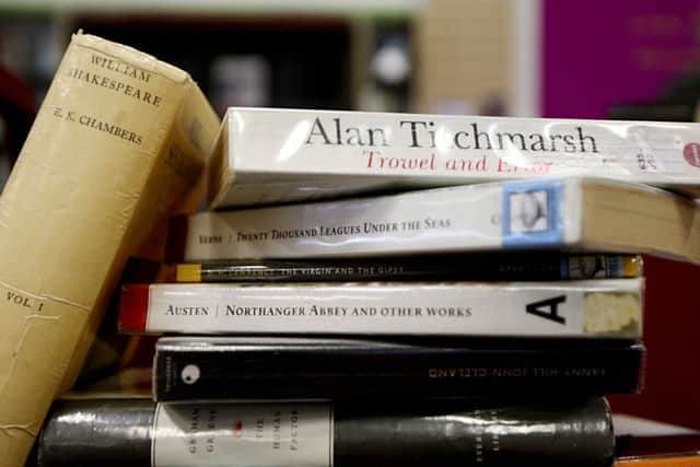 Library books EMN-161003-162039001