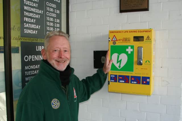 Chris Darlington of Brigg 1st Responders by the defibrillator equipment at the Angel. EMN-160318-070124001