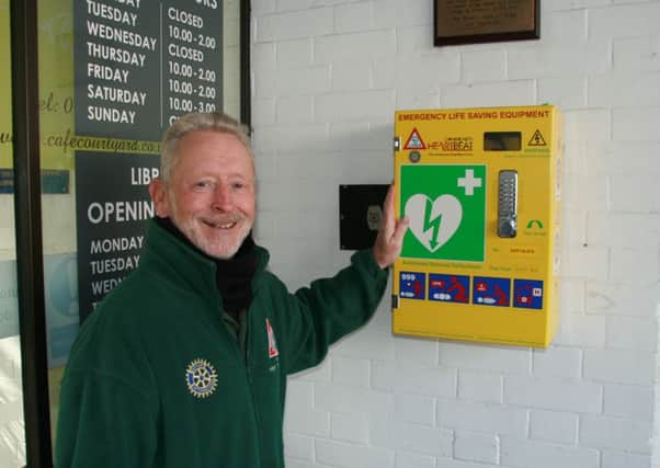 Chris Darlington of  Brigg 1st Responders by the defibrillator equipment at the Angel. EMN-160318-070124001