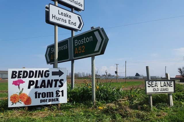 Signs on Sea Lane nhMVaBNeYbZaHxMFIHAN