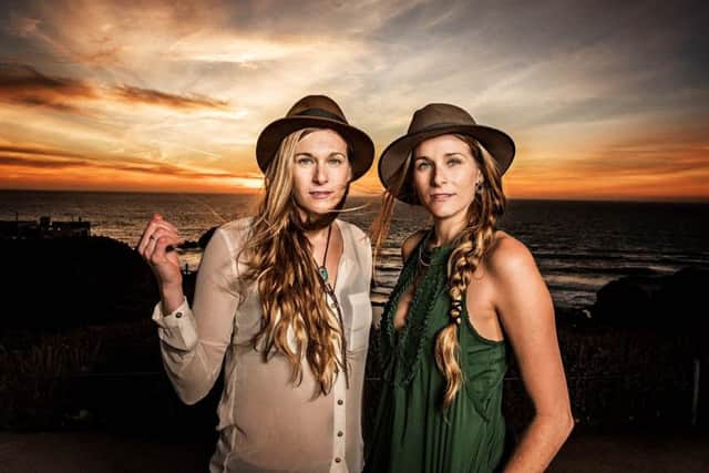 Shook Twins EMN-160417-121128001