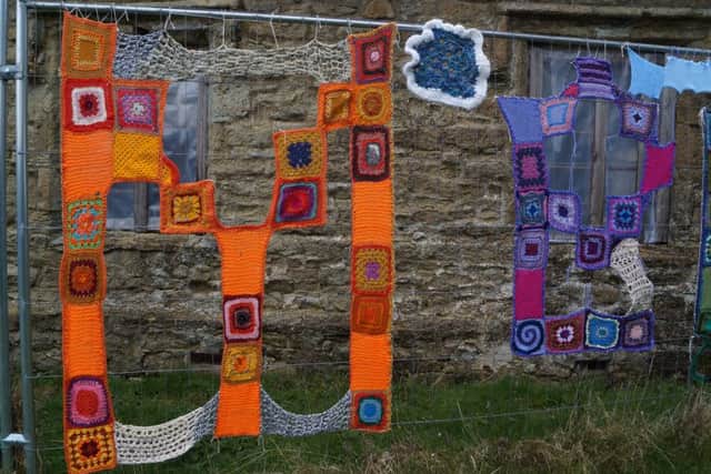 Legsby Yarn bomb EMN-160424-063027001