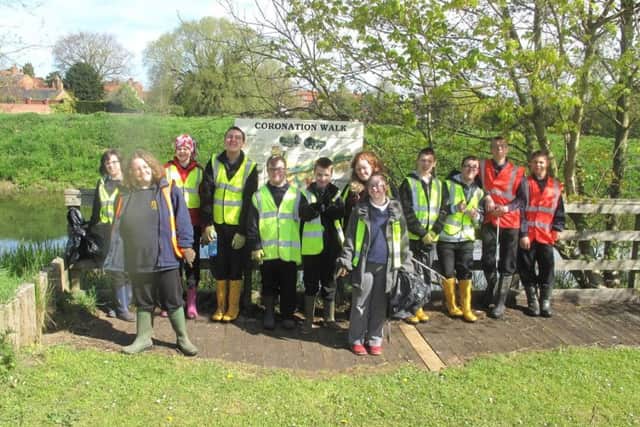 St Lawrence litter pickers EMN-160505-093618001