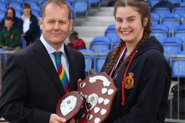 Izzy collects the team trophy from Col Ian Sackree, Commandant Lincolnshire ACF EMN-160526-090313002