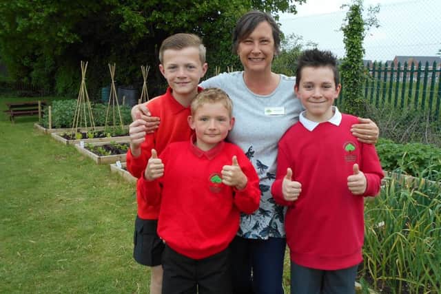 Rolls Royce science award for Ruskington's Chestnut Street CE Primary School. EMN-160606-183408001