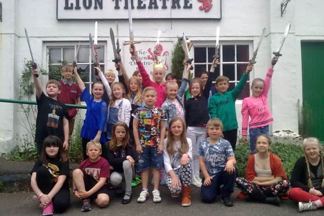 Young Stagers at Horncastle Theatre Company present 'King Arthu' EMN-160106-103150001