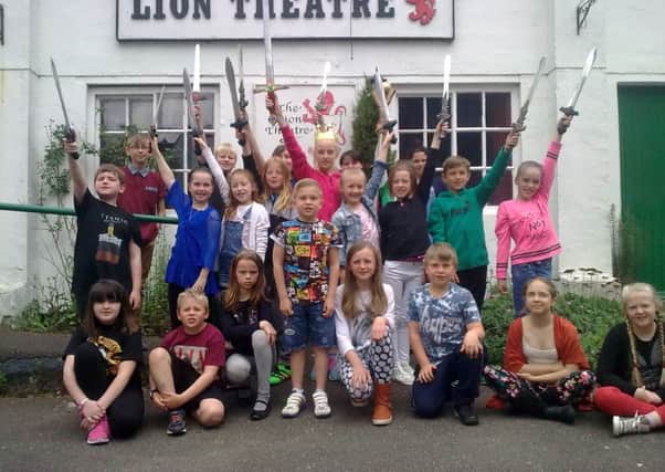Young Stagers at Horncastle Theatre Company present 'King Arthu' EMN-160106-103150001