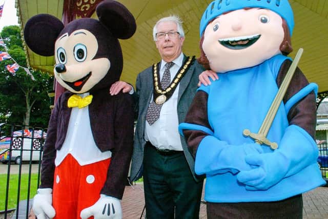 Mayor of Skegness Coun Dick Edginton with Mickey and Mike the Knight from Dreams N Wishes at the event in Tower Gardens. ANL-160613-122813001
