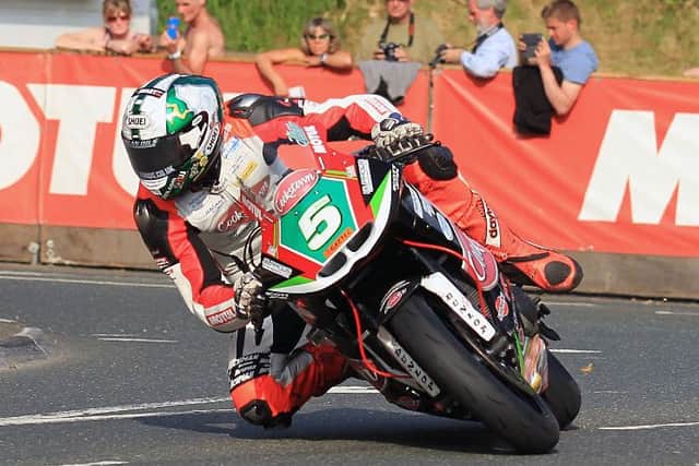 Hickman in action in the lightweight class race Picture: Peter Bull EMN-160613-143237002