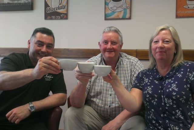 Vote Leave campiagners in Skegness celebrating in a very British way with a cup of tea. ANL-160624-130151001