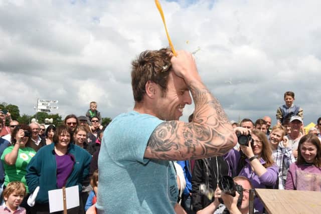 Swaton Vintage Day and World Egg Throwing Championships. Russian Egg Roulette EMN-160627-184336001