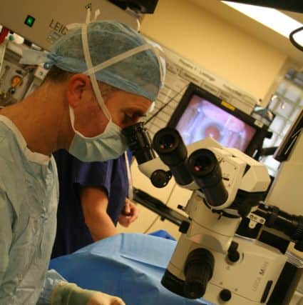 Eye surgery EMN-161207-095728001