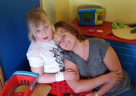 Keira Wrenn (7) with her mum Emma. pOs8bNNt_I-DujO72CXf
