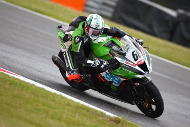 Louth racer Peter Hickman in Superbikes action at Snetterton on Sunday.
PHOTO: Dave Yeomans EMN-161107-122521002