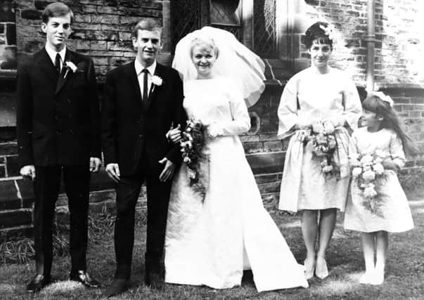 Lost wedding pictures EMN-160727-173504001
