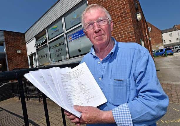 Camapigner against CAP closure in Horncastle EMN-160508-142738001