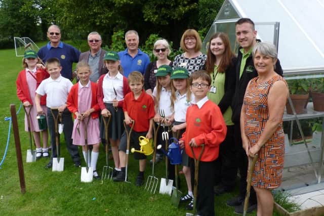Ruskington Chestnut Street garden club is pictured with members of the Sleaford Kesteven Rotary Club and staff from the school and garden centre. EMN-160308-154352001