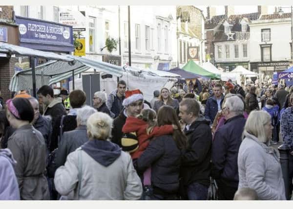 Crowds always come out for the Horncastle market EMN-161108-142746001