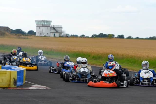 The 250 Gearbox class enters the first corner EMN-161208-114831002