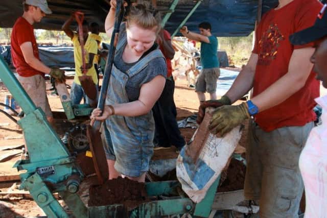 Volunteers get to work on the construction of the school building for Project Riandu tllMsbU9DjdRbaqyfWbg