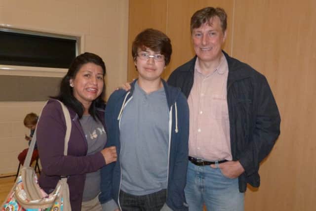 David Jakins with mum Nancy and dad Simon. David is to study physics, chemistry and maths at Franklin College.  (Lin) EMN-160825-160034001