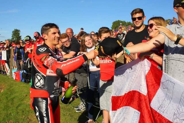 O'Halloran meets fans at Cadwell Park EMN-160509-115158002