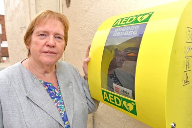 Town mayor Coun Angela Birchall with a defibrillator
