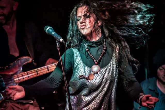 Sari Schorr plays The Hope Tavern EMN-160919-130651001