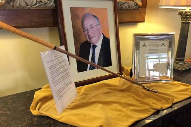 Jim Cutts and the putter prize played for in his honour EMN-160310-105118002
