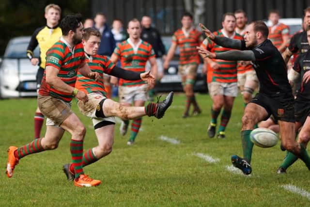 Dan Robinson kicks for position EMN-161024-164213002