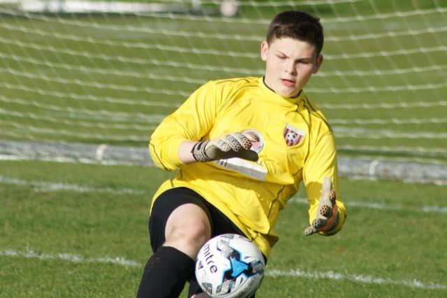 Louth keeper Kelsey Shuard springs into action EMN-161027-145844002