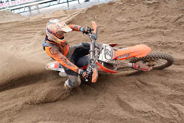 Beach race action.