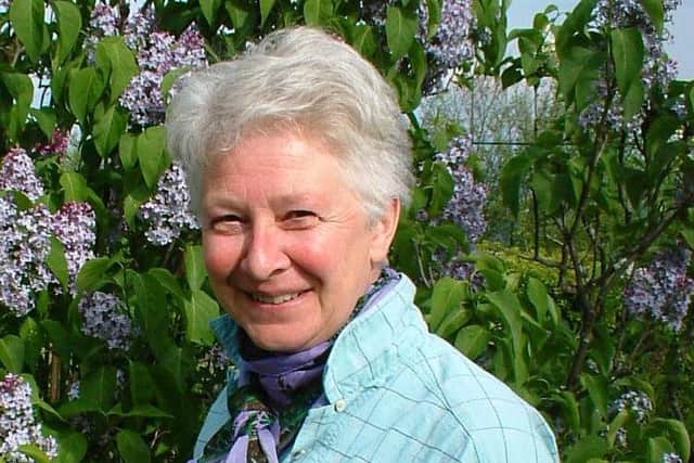 Author Lesley Tither EMN-160712-171738001