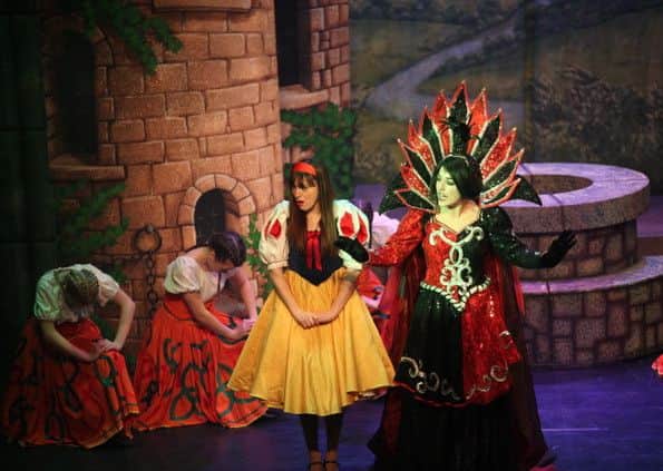 Snow White joined by the evil Queen Morgana EMN-161215-111253001