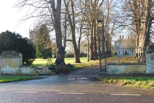 The damaged gates at Fulbeck Hall. EMN-170301-101115001