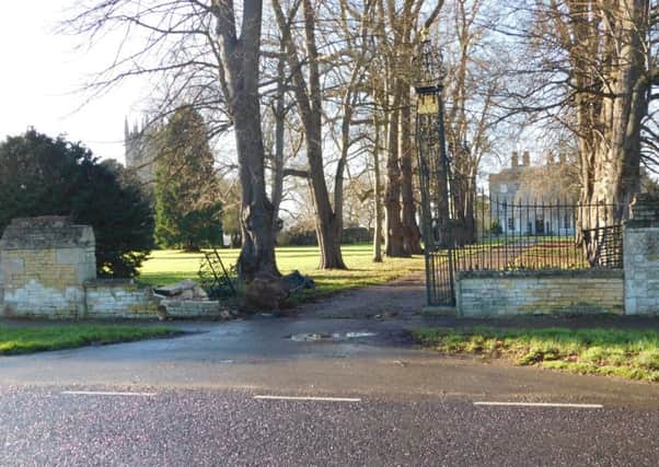 The damaged gates at Fulbeck Hall. EMN-170301-101115001