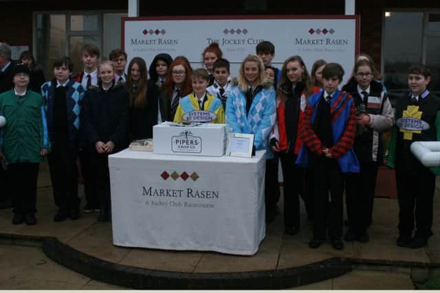De Aston School pupils get ready to make the presentations for the first race of the day EMN-170119-153018002