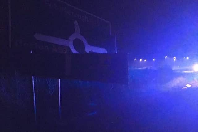 The damaged road sign. EMN-170124-094617001