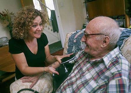 A Nurse practitioner on a visit. EMN-170131-131821001