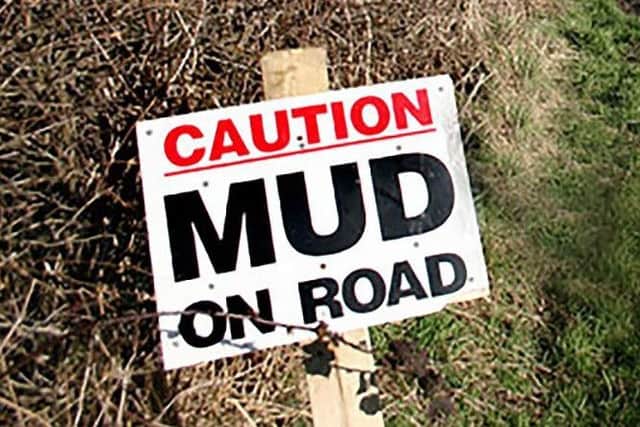 Mud on road EMN-171002-082206001