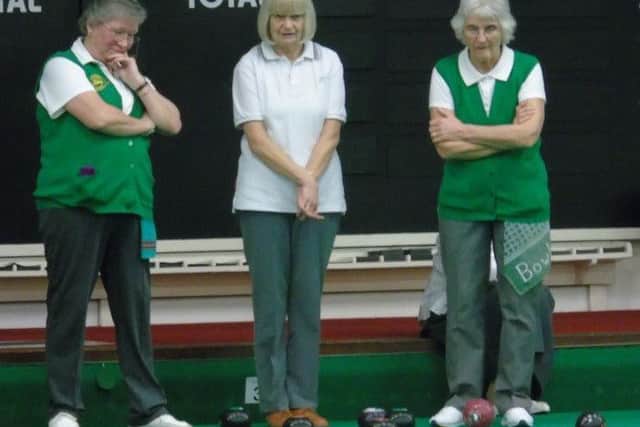 The players anxiously await the outcome of the incoming bowl in a Ladies League game EMN-170213-111524002