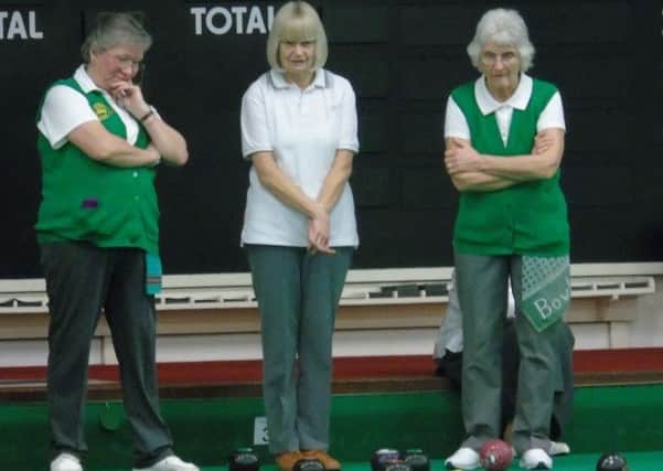 The players anxiously await the outcome of the incoming bowl in a Ladies League game EMN-170213-111524002