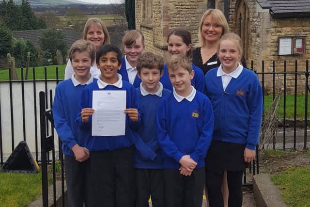 Pupils and staff proudly display the letter of praise from a Government Minister EMN-170227-161957001