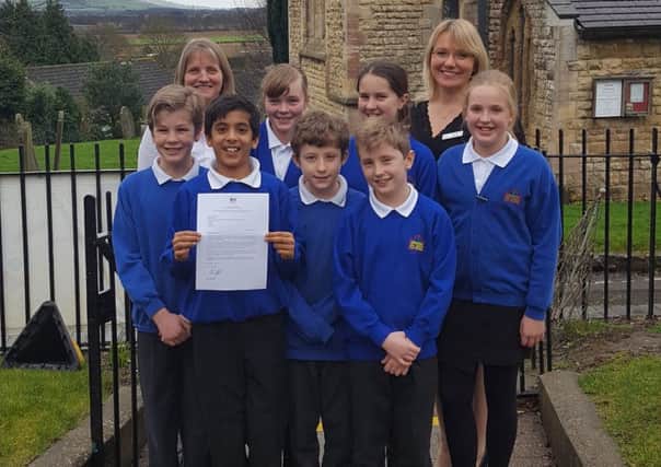 Pupils and staff  proudly display the letter of praise from a Government  Minister EMN-170227-161957001