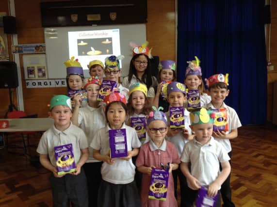 Easter Hat winners at Binbrook Primary School with their prizes EMN-170331-112250001