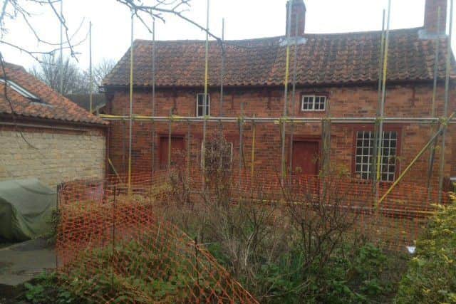 Scaffolding goes up on Mrs Smith's Cottage at Navenby. EMN-170404-141543001