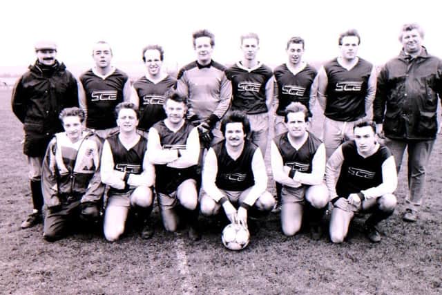 Wilsford FC team from 1992. EMN-170604-155345001