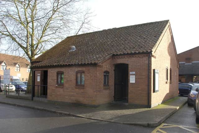 Public toilets in Money's Yard, Sleaford. EMN-171204-161918001