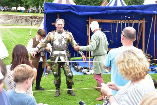 Dressing the knight EMN-170530-110634001