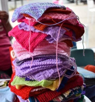 Knitathon knitters EMN-170206-090029001